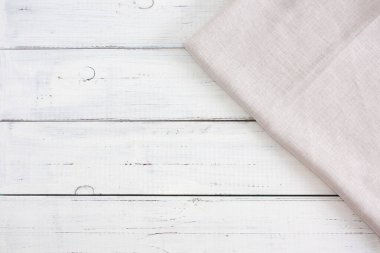 Tahta bir masada beyaz peçete. Üst görünüm