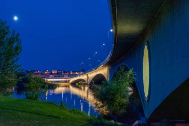 Gece vakti güzel bir köprü görüntüsü. Köprü gözü. İspanya, Zamora 'nın yeni köprüsü. 