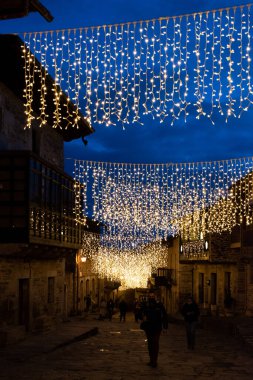 Puebla de Sanabria 'nın sokakları, Coronavirus yüzünden maske takan insanlarla aydınlandı.