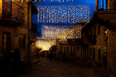 Puebla de Sanabria 'nın sokakları, Coronavirus yüzünden maske takan insanlarla aydınlandı.