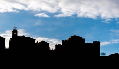 Günbatımında Puebla de Sanabria kalesi ve kilisesinin yatay silueti İspanya 'nın en güzel köylerinden biri olarak listelenmiştir.