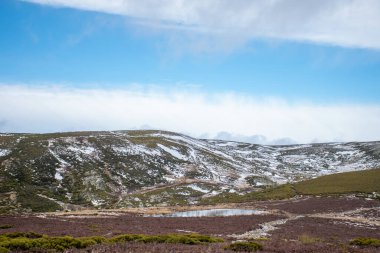 Güneşli ve bulutlu bir günde dağlarda karlı bir göl manzarası. Kış manzarasının güzel yatay panoramik manzarası. Balıkların gölü, Zamora