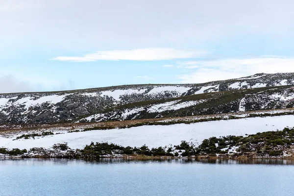 Vista Horizontal Del Tranquilo Lago Una Montaña Nevada Nieve Hasta — Foto de Stock