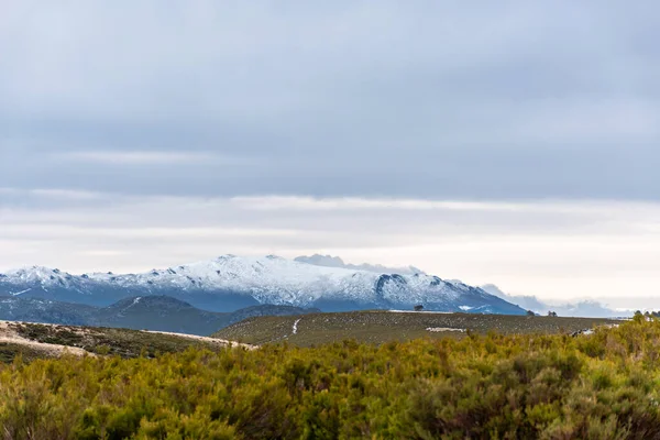 Вертикальное Панорамное Изображение Пейзажа Лодки Середине Воды Снежными Горами Заднем — стоковое фото