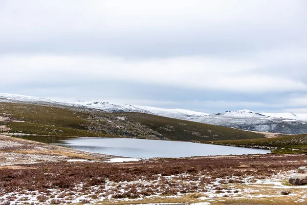 See Spanien Mit Schneebedeckten Bergen Ohne Menschen Idyllische Winterlandschaft Ohne — Stockfoto