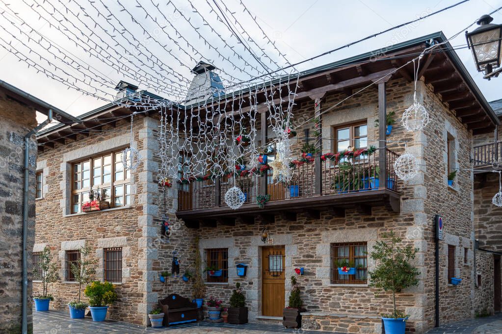 Stone houses from Puebla de Sanabria decorated at Christmas with the details of the pots for the plants in blue