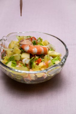 Marullu karides kokteyli, pembe sos, yengeç çubuğu, ananas, elma. Cam kase. Taze, sağlıklı, vejetaryen ve sağlıklı bir vejetaryen aperatifi. Hızlı tarif. Leke yok. Çocuk mutfağı..