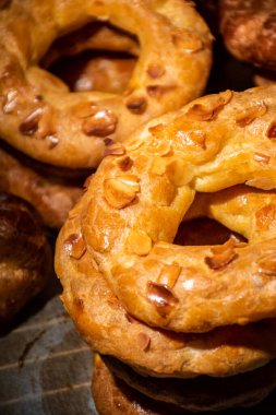 Bademli çörekler, ev yapımı bademli çörekler. Ballı, tereyağlı ve fındıklı ev yapımı İspanyol hamur işleri.