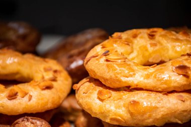 Bademli çörekler, ev yapımı bademli çörekler. Ballı, tereyağlı ve fındıklı ev yapımı İspanyol hamur işleri.