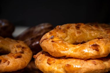 Bademli çörekler, ev yapımı bademli çörekler. Ballı, tereyağlı ve fındıklı ev yapımı İspanyol hamur işleri.