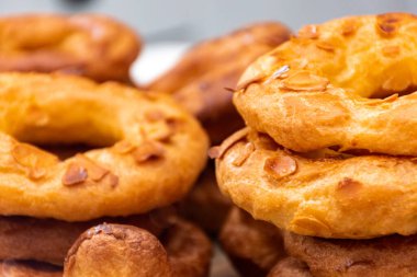 Bademli çörekler, ev yapımı bademli çörekler. Ballı, tereyağlı ve fındıklı ev yapımı İspanyol hamur işleri.