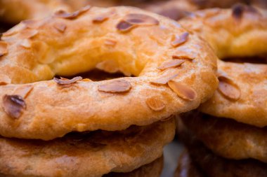 Bademli çörekler, ev yapımı bademli çörekler. Ballı, tereyağlı ve fındıklı ev yapımı İspanyol hamur işleri.