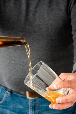 Geniş bardakta bira servisi yapan bir adam bardaktaki birayı reddediyor. Garson evde bir bardak ev yapımı bira servisi yapıyor. Seçili odak. Bokeh 'in dibi. Görüntüyü kapat.