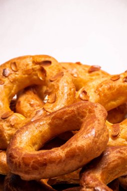 Bademli çörekler, ev yapımı bademli çörekler. Ballı, tereyağlı ve fındıklı ev yapımı İspanyol hamur işleri.