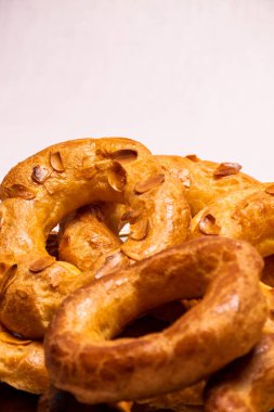 Bademli çörekler, ev yapımı bademli çörekler. Ballı, tereyağlı ve fındıklı ev yapımı İspanyol hamur işleri.