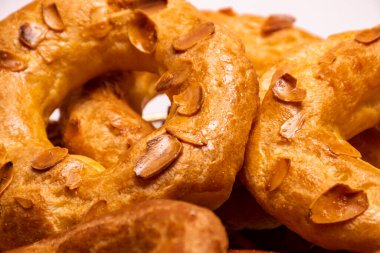 Bademli çörekler, ev yapımı bademli çörekler. Ballı, tereyağlı ve fındıklı ev yapımı İspanyol hamur işleri.