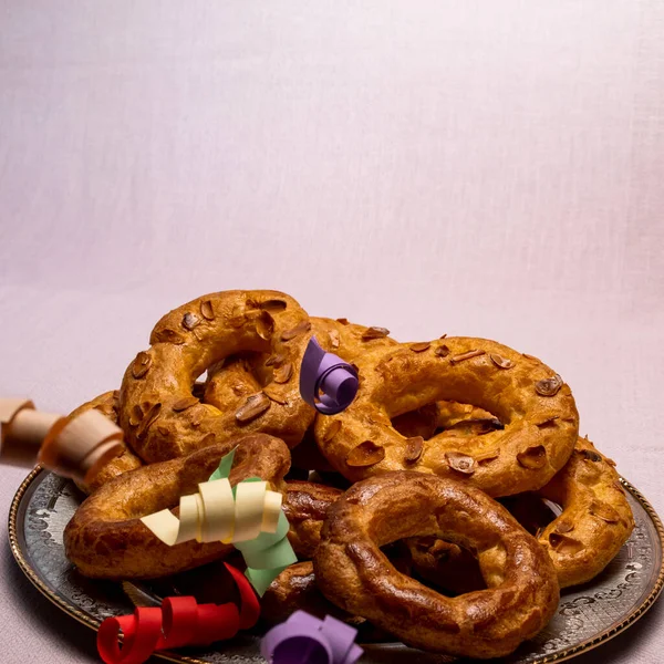 杏仁甜甜圈 自制杏仁甜甜圈 用蜂蜜 黄油和坚果自制的西班牙糕点 — 图库照片