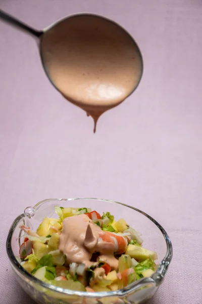 有生菜 粉红酱汁 螃蟹棒 苹果的虾仁鸡尾酒 玻璃碗 一个新鲜的 健康的 素食的和非常健康的素食开胃菜和开胃菜 快速配方 没有染色 — 图库照片