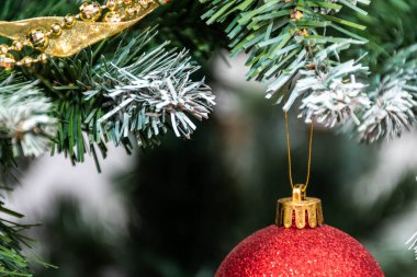 Yatay Noel kartı 2021, 2022. Elmaslı kırmızı top. Şirketler ve bireyler için kopyalama alanı. Bokeh arkaplanlı tebrik kartı, kırmızı, yeşil, altın, beyaz, siyah.