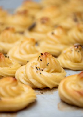 Sufle manzarası, yeni mutfak konsepti. Fotokopi alanı için iyi otlar, tohumlar ve alanla çeşnilendirilmiş tuzlu patates püresi suflesi. Bokeh ile arkaplan.