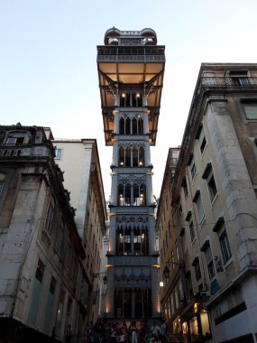 Karanlık çökmeden önce Lizbon 'daki Santa Justa asansörüne binmeyi bekleyen insanlar. 22, 07, 2019.