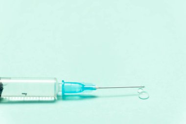 Covid-19 aşı konsepti. Panzehiri olan bir şırınga. Antibakteriyel. Virüse karşı küresel bağışıklık. Tıbbi tedavi. Ameliyathanede ameliyat öncesi..