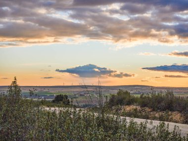 Boş İspanya 'da gün batımının yatay görüntüsü. Ufukta dramatik bulutlar yağıyor.