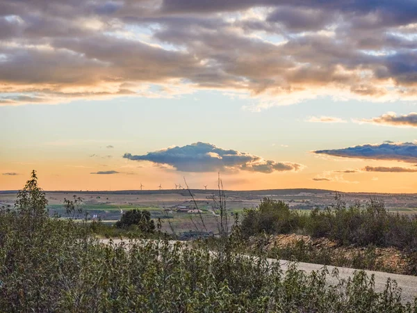 Boş İspanya 'da gün batımının yatay görüntüsü. Ufukta dramatik bulutlar yağıyor.