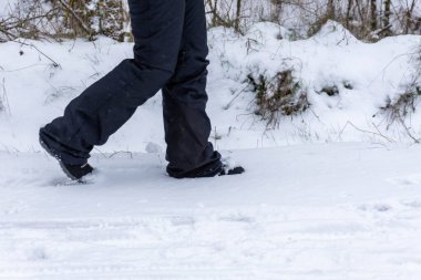 Seçili odak. Karda yürüyen biri. Kayakçı kavramı. Koşmak, iz sürmek, tırmanmak, kış geçidi. Kar ve buzla kaplı donmuş zemin. Kış sanatı Bir kişi. Kar yağarken yürüyen kişi