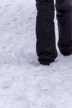 Seçili odak. Karda yürüyen biri. Kayakçı kavramı. Koşmak, iz sürmek, tırmanmak, kış geçidi. Kar ve buzla kaplı donmuş zemin. Kış sanatı Bir kişi. Kar yağarken yürüyen kişi
