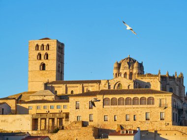 Yaklaş, günbatımında Zamora katedralinin yatay görüntüsü Duero nehri ile, bulutsuz mavi gökyüzü. İspanya 'nın eski Zamora kasabası.