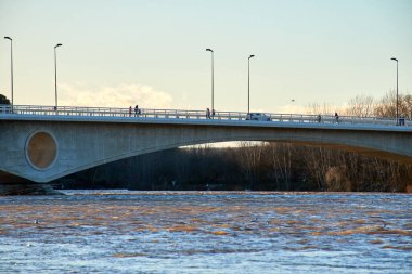 Zamora şairlerinin köprüsü alacakaranlıkta, yatay görünümde.