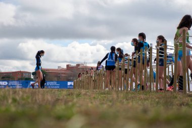 Covaresa Parkı, Valladolid, İspanya. 02 07 2021. Ülkeyi koşarak geçen kadınlar. Covid-19 ile spor karşılaşması