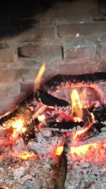 Barbekü için közü hazırlıyorum. Ateş ve sopalar yanıyor. Pazar mangalı. Video 40 bin, 60 fps.