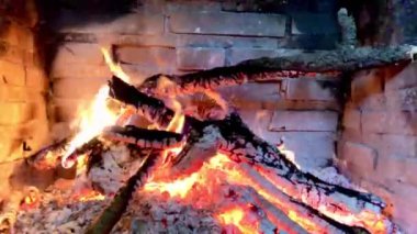 Barbekü için közü hazırlıyorum. Ateş ve sopalar yanıyor. Pazar mangalı. Video 40 bin, 60 fps.
