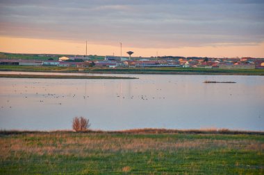 Villafila lagünündeki kuş gözlemevi, yatay görüş