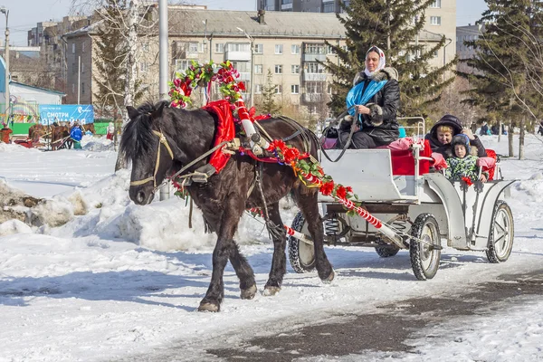 The horse harnessed by the cart is lucky people on the Russian h — Stock Photo, Image