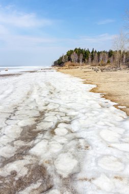 Bahar manzara Sibirya Nehri üzerinde