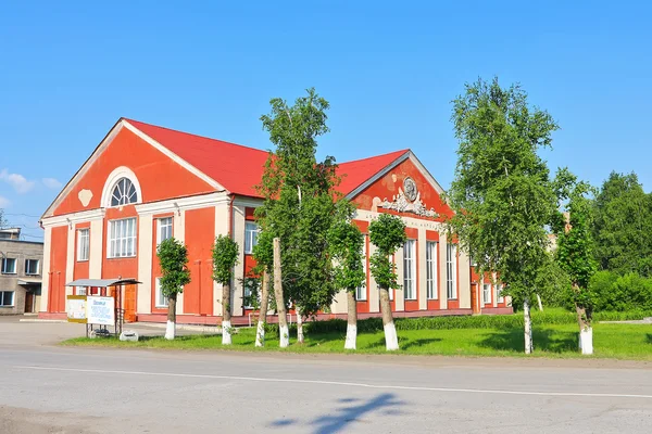 Casa de la Cultura de la ciudad lleva el nombre de Maxim Gorky en la ciudad de Kargat — Foto de Stock