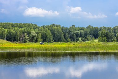 Yaz yatay, huş ağaçları Nehri üzerinde