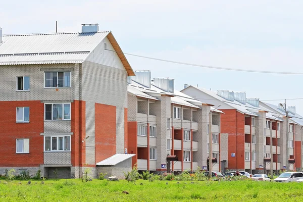 Novas casas de apartamentos de tijolo de três andares — Fotografia de Stock