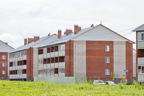 Nya tre våningar tegelhus lägenhet — Stockfoto