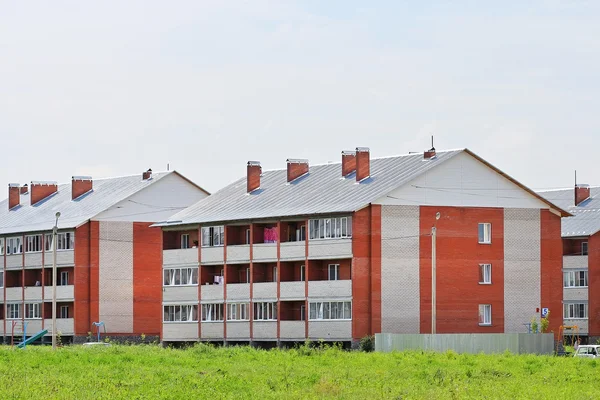 Berdsk Microdistrict の白い石 ノヴォシビルスク州 シベリア ロシア連邦 2016 3階建てれんが造りの家の街の新たな住宅地 — ストック写真