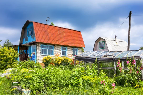 Parcela suburbana con casa construida durante los tiempos de la Unión Soviética —  Fotos de Stock