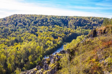 Sonbahar manzara. Berd, Sibirya nehirden kaya görünümünü