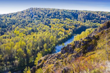 Sonbahar manzara. Berd, Sibirya nehirden kaya görünümünü