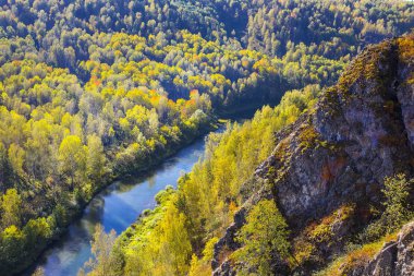 Sonbahar manzara. Berd, Sibirya nehirden kaya görünümünü