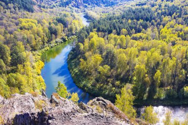 Sonbahar manzara. Berd, Sibirya nehirden kaya görünümünü
