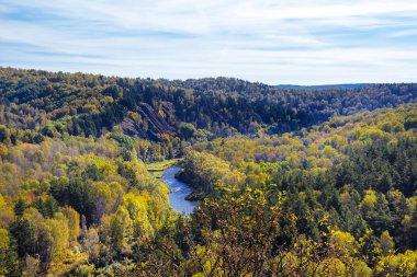 Sonbahar manzara. Berd, Sibirya nehirden kaya görünümünü