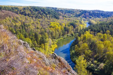 Sonbahar manzara. Berd, Sibirya nehirden kaya görünümünü